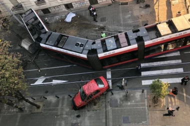 (NAJNOVIJE FOTOGRAFIJE) Jezivi detalji stravične saobraćajne nesreće u Resavskoj: Videla sam leš, noga mu je bila otkinuta!