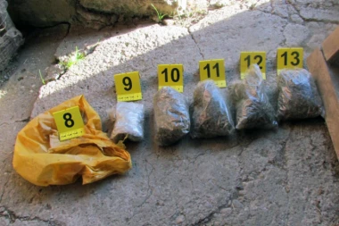 Misterija kod Ražnja: U žbunju pronađeno 9 paketa droge, niko ne zna ko ih je bacio!