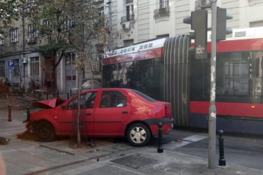 Sudar tramvaja i automobila izazvao kolaps u Nemanjinoj: Povećana frekvencija saobraćaja na Mostarskoj petlji i Pančevačkom mostu