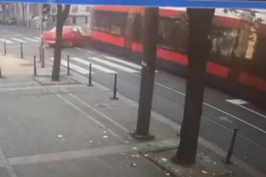 (VIDEO) Ekskluzivno! Novi snimak užasa u Resavskoj: Pogledajte jezivi sudar tramvaja i automobila u centru Beograda