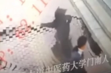 (ŠOKANTAN SNIMAK) U sred šetnje, otvorila se rupa na trotoaru i progutala ženu!