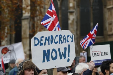 EU i Britanci jednoglasno za rušenje demokratskih principa: Opet odlažu sprovođenje volje naroda