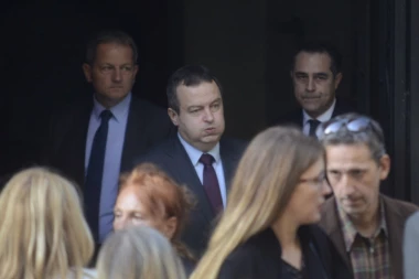 Šefu diplomatije pozlilo u avionu: Dačiću ugroženo zdravlje!