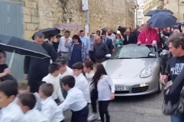 (VIDEO) Skandal Malti: Sveštenik seo u porše i upregao decu da ga vuku!