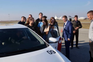 Stefanović na besplatnoj obuci mladih vozača: Srbiji je važno da sačuva svaki život!