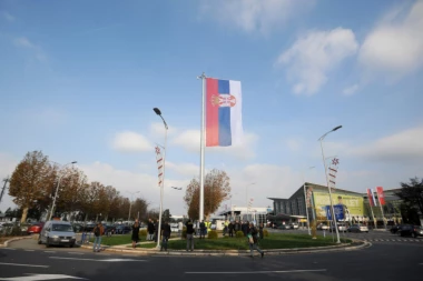 (FOTO) Na aerodromu Nikola Tesla podignuta najveća srpska zastava!
