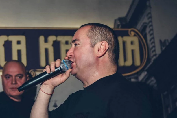 PEVAČI ZAPANJILI JAVNOST USRED KORONE! Žrtava sve više, a oni zakazali nastupe za Novu godinu kao da se ništa ne dešava: POGLEDAJTE KOJE ABNORMALNE CIFRE SU POGODILI, POZLIĆE VAM!