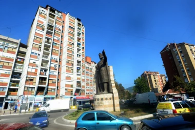 Kriminalna grupa išarala pretećim porukama vozilo apoteke na Kosovu: Evo šta bi radili Srbima!