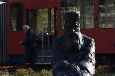 (ŠOK FOTO) Građani u neverici: Nikola Tesla i patrijarh Pavle završili u keceljama nasred Beograda