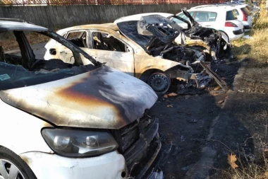 (FOTO) Užas! Ovako izgledaju spaljeni automobili u Nišu!