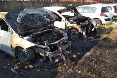 Jeziva scena u Kraljevu! Vatra kuljala iz garaže stambene zgrade, četiri automobila potpuno spaljena