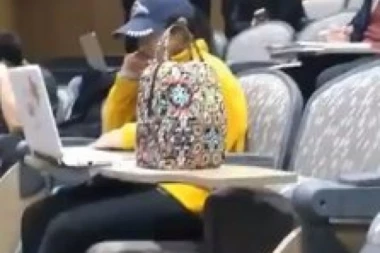 (VIDEO) Profesorka iz pakla: Naterala policiju da dođe zbog devojke koja je digla noge na klupu!