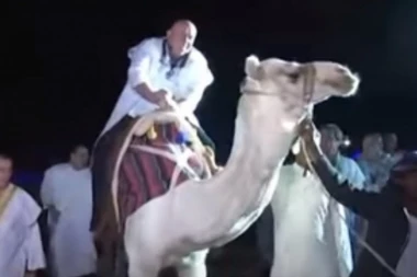 (VIDEO) Palma uz "Bože pravde" uzjahao kamilu!