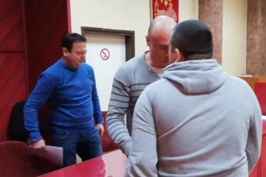 (VIDEO) Ispivao snimak brutalnog napada na predsednika Skupštine opštine Kuršumlija, obezbeđenje reagovalo