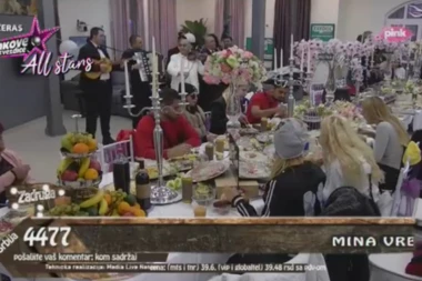 (VIDEO) Raskošna trpeza i tamburaši: Zadrugari proslavljaju Đurđic!