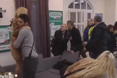 (VIDEO) Ludilo u Zadruzi: Jelena Golubović pala kao sveća - Kulićka je skucala flašom u glavu!