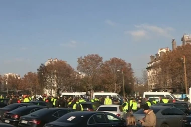 (VIDEO) Pariz na nogama zbog poskupljenja goriva: Jedna žena poginula, demonstranti uzvikuju "Makron diktator"!