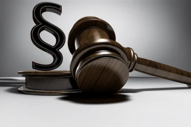 PAZARAC OSTAJE U PRITVORU DO 30 DANA ZBOG NAPADA NA POLICAJCA: Sud procenio da može da ponovi krivično delo ili pobegne