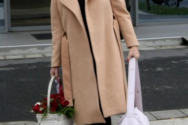 (FOTO) Ivana Selakov izašla iz porodilišta: Tata se rasplakao kada je video ćerku!