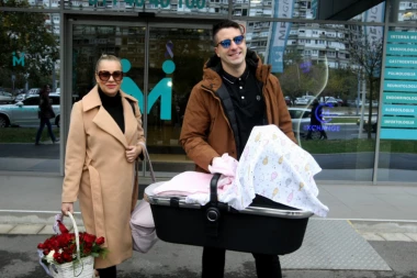 Ivana Selakov izašla sa ćerkom iz porodilišta: Sačekao je suprug sa buketom ruža!
