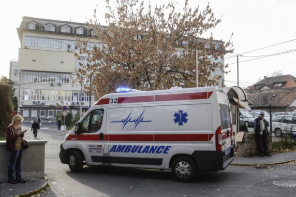 UMALO TRAGEDIJA U DVORIŠTU OSNOVNE ŠKOLE: Devojčica pala na žičanu armaturu