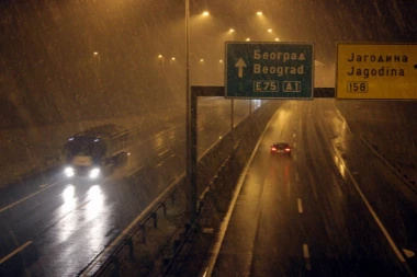 (FOTO) Mećava pravi haos na putevima u Srbiji: Saobraćaj otežan, vozači u problemu!