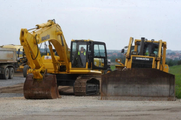(VIDEO) Novi sramni napad na SPC: Milo ruši konak manastira Svetog Vasilija kod Ulcinja, policija čuva bagere!