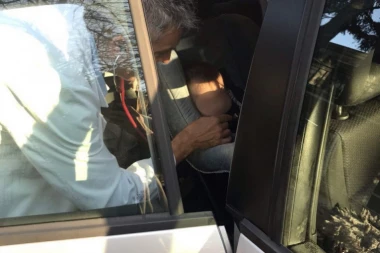 (FOTO) Carski! Doktor izašao ispred KBC-a "Dragiša Mišović" i pregledao bebu da je ne bi probudio!