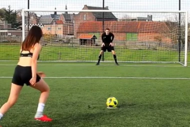 (VIDEO) UBOJIT ŠUT, JOŠ UBOJITIJI ATRIBUTI: Stide se Ronaldo i Mesi, se*si fudbalerka izvodi slobodnjake oskudno odevena!