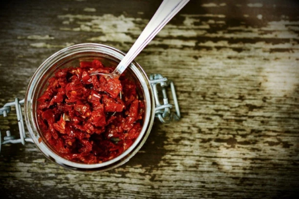 (RECEPT) STARE TAJNE SA JUGA SRBIJE: Domaći ajvar od čiste paprike
