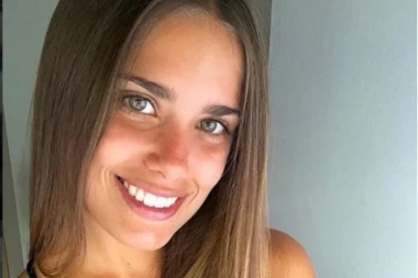 (FOTO) U NJU MUŠKARCI GLEDAJU OTVORENIH USTA: Zanosna lepotica ostavila Dibalu iz neverovatnog razloga!