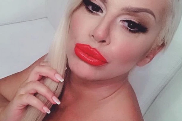 DIŽE IZ MRTVIH: Dara bez brusa, nadraženih bradavica šetala po hrvatskom primorju!