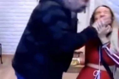 Miki se uneo Luni u lice, uhvatio je za vilicu i počeo da viče: Šta hoćeš od mene?!