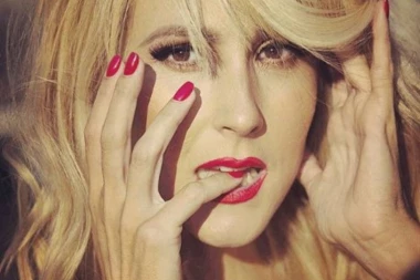 (FOTO) Ugradila je silikone pred očima javnosti: Glumica ih ponosno ističe!