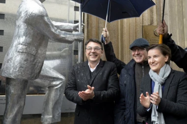 (VIDEO) Otkriven spomenik Mladenu Sekuloviću u Beogradu!  Majkl Daglas: Bio sam mu usvojeni sin!