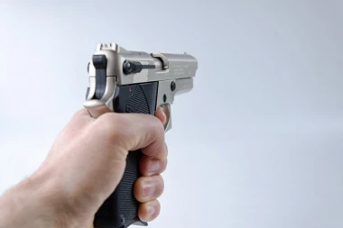 TUČA NA BENZINSKOJ PUMPI U LEBANU: Mladiću (21) razbio glavu drškom od pištolja!