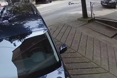 (STRAVIČAN SNIMAK) Šokantno: Ovako se mladić bacio pred beogradski autobus!