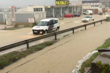 (VIDEO) Opsadno stanje u Budvi: Ulicama šiklja voda, ljudi u panici!