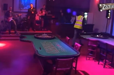 Adio, amore: Radanović započeo nastup ljubavnim pesmama!