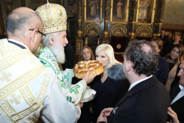 (FOTO) Zorana Mihajlović sa porodicom obeležila slavu Aranđelovdan: Liturgiju služio patrijarh Irinej