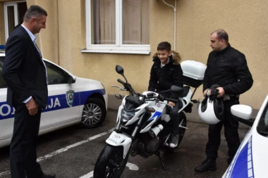 (FOTO) Ovo je Vukašin - "mali gradonačelnik" Sremske Mitrovice!