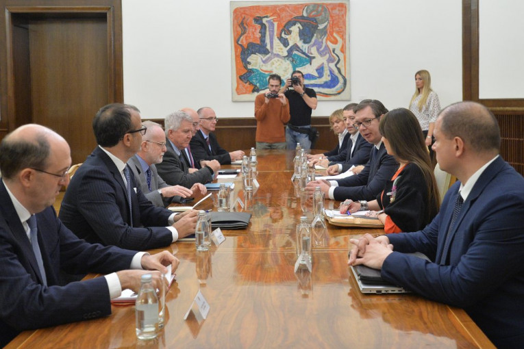 (VIDEO) Vučić razgovarao sa ambasadorima, završen sastanak Saveta za nacionalnu bezbednost