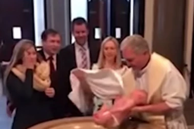 (VIDEO) Svešteniku tokom krštenja ispala beba iz ruku, pa udarila glavom u mermernu ploču!