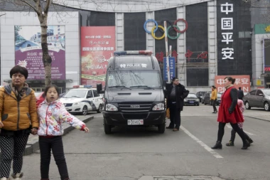 Jeziva scena ispred škole: Vozač udario grupu đaka, deca letela na sve strane po putu, ima mrtvih