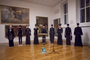VEČE EMOCIJA I SEĆANJA NA NAJVEĆE SRPSKE HEROINE: Svečano otvoren Serbia Fashion Week
