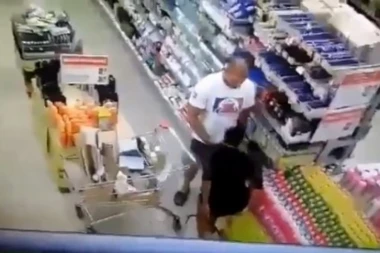 (VIDEO +18)  "Pao" oralni se*s, ali ne i cene! Sigurnosne kamere snimile akciju u supermarketu!