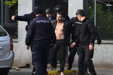 DRAMA U NOVOM SADU: Čovek pretio da će SKOČITI SA ZGRADE i gađao kola kamenicama!