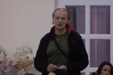 Karađorđe opet šokira golotinjom!