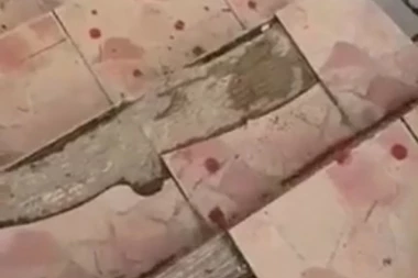 (UZNEMIRUJUĆ VIDEO) Stravična šiptarska brutalnost: Ovo je krv Srbina Aleksandra Ćurčića kojeg su ROSU prebile i uhapsile!