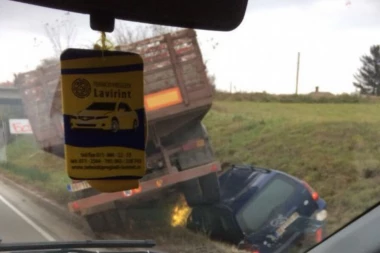 Nadrealna scena u Beogradu: Kamion završio na kolima, a ono što se dogodilo sa ljudima iz ovih vozila će vas šokirati!